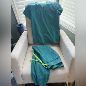 Figs Catarina XS top and Zamora joggers XS